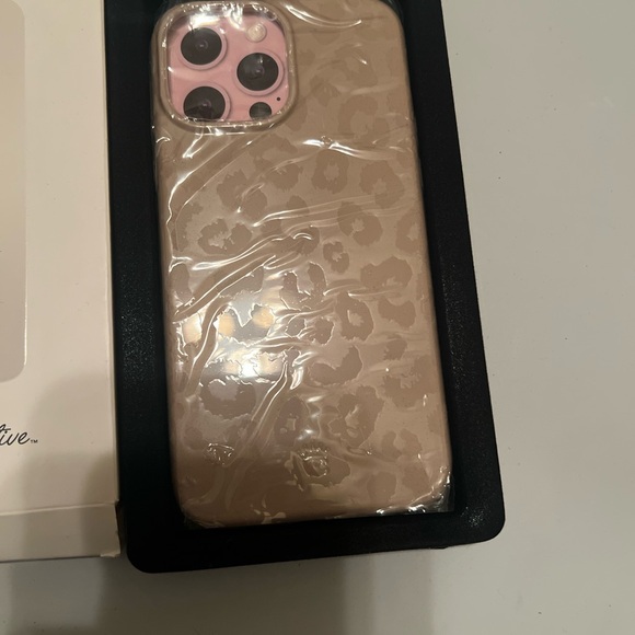 NIB Velvet Caviar Nude Leopard Phone Case - Picture 2 of 5